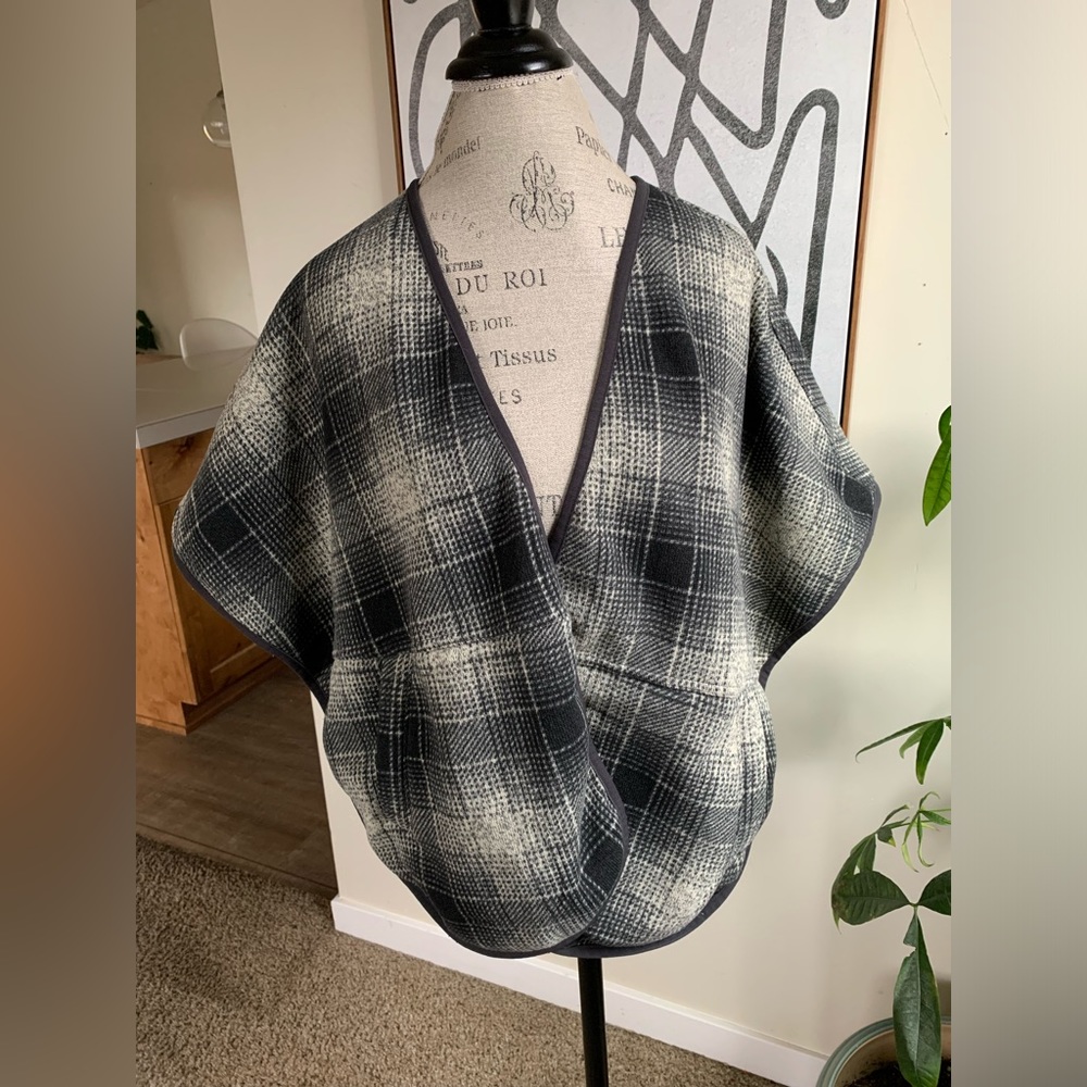 The North Face Fleece Poncho Jacket Women’s XS Black Gray Open Front Coat